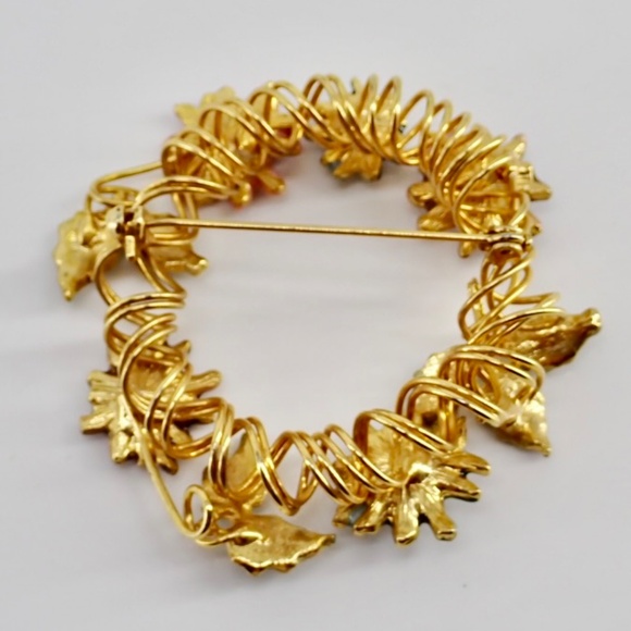 Christmas Wreath Brooch Mid-Century Gold Tone Colored Enamel Flowers Spiral VTG - Picture 8 of 8